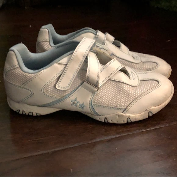 close shoes for girls